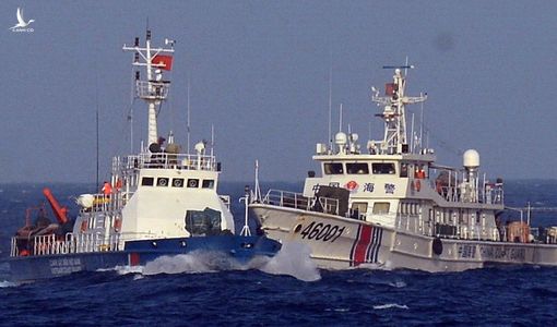Hai tàu cảnh sát biển Trung Quốc áp sát ngăn cản ngư dân trục vớt tàu gặp nạn