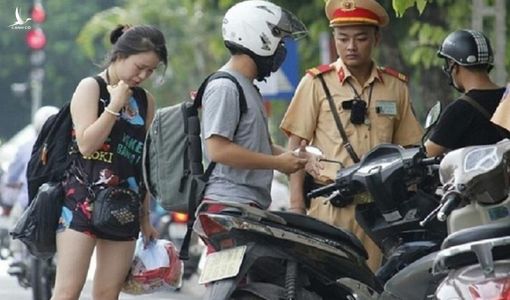 CSGT không cần chào người say theo điều lệnh?