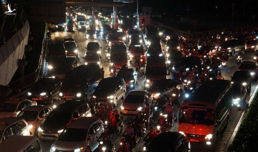 Cửa ngõ Tân Sơn Nhất tê liệt, ngàn ô tô dàn hàng kín đặc đường