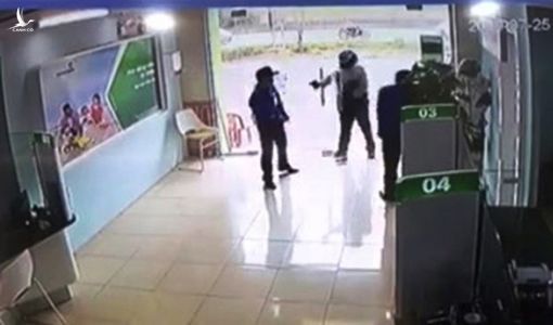 Trung úy công an nổ súng tại ngân hàng: Ngân hàng là nơi công cộng?