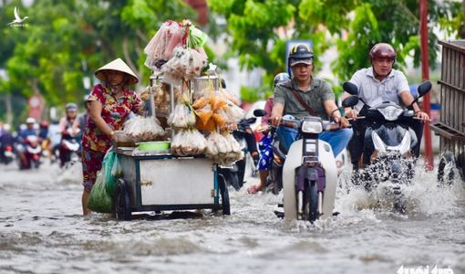 Triều cường lại lênh láng nhiều đường phố TP.HCM