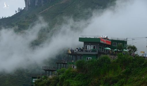 Nhà nghỉ Mã Pí Lèng Panorama phủ sơn xanh, du khách vẫn kéo đến selfie, chụp ảnh cưới