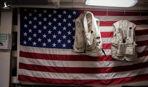 Trên tàu sân bay Mỹ tập trận giữa nhiều tàu TQ ở Biển Đông