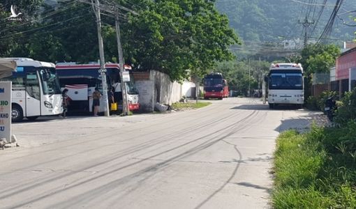 Dân ‘khóc’ vì xe du lịch chở khách Trung Quốc ồ ạt vào đường quê