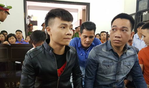 Khá Bảnh căng thẳng, lo lắng trong phòng xét xử