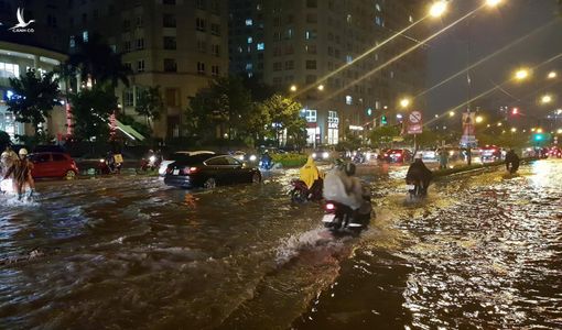 Nâng đường Nguyễn Hữu Cảnh 1,2m, nhà dân thành hầm: Tại sao?