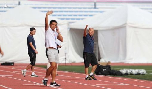 U22 Việt Nam đi tập sớm, HLV Park nổi nóng vì bị chiếm sân