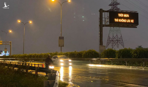 ‘Trời mưa thì không lái xe’: Đơn vị quản lý cao tốc xin lỗi người đi đường