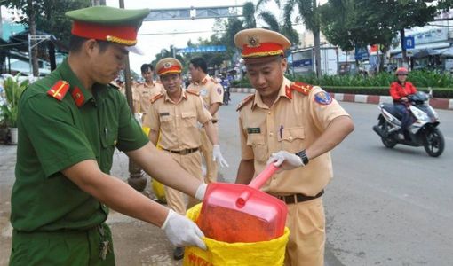 Cảnh sát giao thông tỉnh Bạc Liêu chung tay làm sạch môi trường