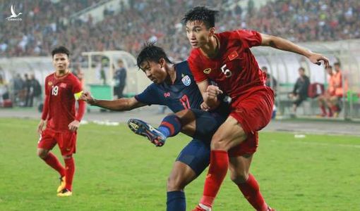 Liều mình lao đầu cản phá cú sút, Đoàn Văn Hậu cứu bàn thua mười mươi cho ĐT Việt Nam