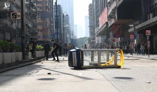 Dân Hồng Kông đánh lạc hướng cảnh sát, giải tỏa áp lực tại Đại học Bách khoa