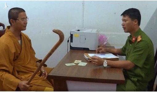 Khởi tố nhà sư vung gậy cố ý đập phá xe ô tô người đi đường