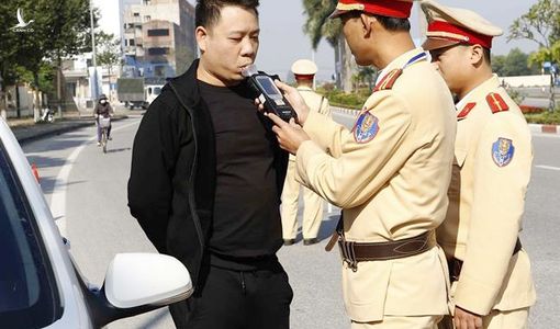 Từ 1/1/2020, cấm toàn bộ uống rượu bia khi ra đường, chỉ trừ người đi bộ