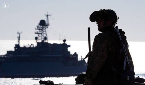 Tàu hộ vệ tên lửa Nga bám đuổi khu trục hạm Hải quân Mỹ trên Biển Đen