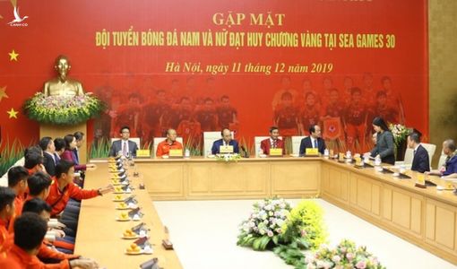 Cuộc gặp thân mật của Thủ tướng với hai đội tuyển bóng đá Việt Nam