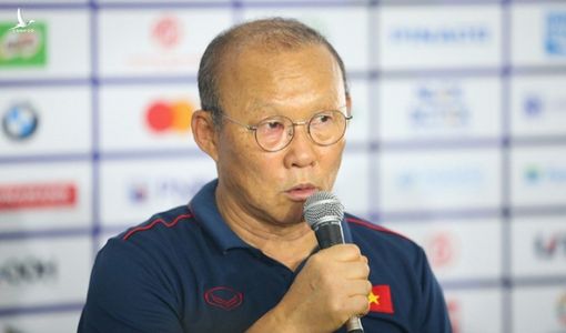 HLV Park Hang-seo tiết lộ bất ngờ về việc thay Tiến Linh, giải đáp chuyện vết đỏ trên mắt phải