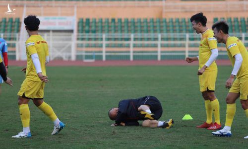 Thầy Park té lăn vì chơi bóng ma với học trò