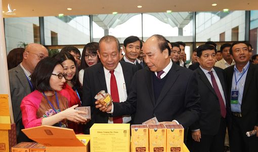 Thủ tướng Nguyễn Xuân Phúc: ‘Tôi nhận nhiều tin nhắn nói cấp chuyên viên nhũng nhiễu lắm’