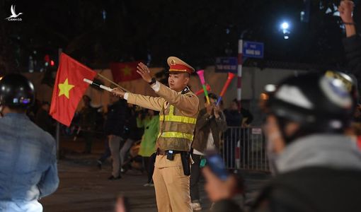 Công an căng mình chống “bão” đua xe sau chức vô địch của U22 Việt Nam