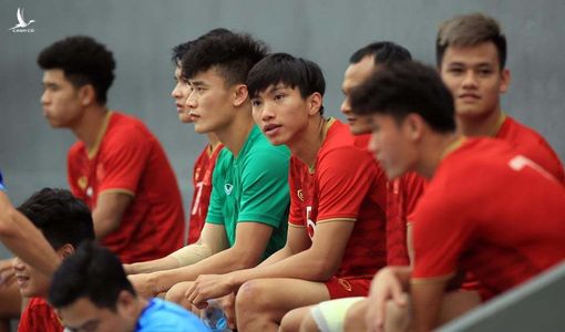 Sân đấu ngập nước, nguy cơ hoãn trận U22 Việt Nam vs U22 Singapore rất cao