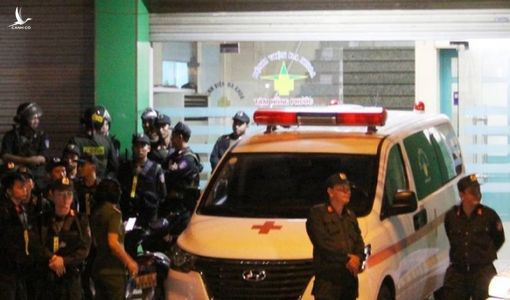 NÓNG: Hàng trăm cảnh sát trang bị súng bao vây bệnh viện