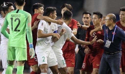 Người hâm mộ cổ súy cho hành động kẹp cổ đối thủ của Đoàn Văn Hậu