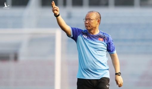 Giải mã hành động của HLV Park Hang Seo khi giơ 2 ngón tay, chỉ vào đầu