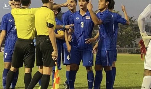 Cầu thủ Thái Lan quát trọng tài: “Ông là người Việt Nam đúng không?”