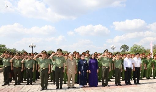 Bộ trưởng Tô Lâm thăm và tặng quà gia đình chính sách tại Tây Ninh