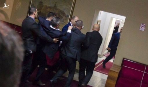 Nghị sĩ Serbia lao vào ẩu đả dữ dội tại quốc hội