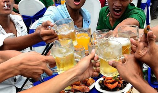 ‘Xử phạt việc ép buộc uống rượu, bia để tạo thói quen văn minh’