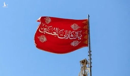 Giải mã ‘cờ đỏ báo thù’ lần đầu treo trên nóc nhà thờ Hồi gáo Iran