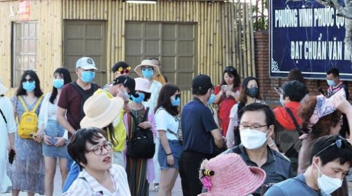 Du khách Trung Quốc bịt kín khẩu trang ở Khánh Hòa