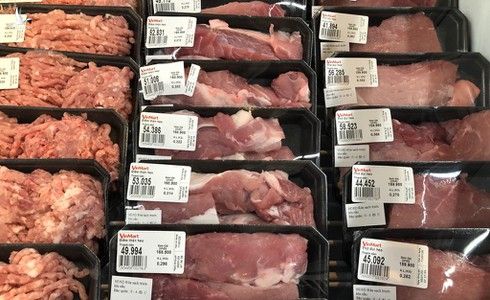 Siêu thị giữ giá thịt lợn cao chót vót mặc kệ lợn hơi, thịt chợ tụt dốc