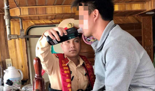Hai lái thuyền trên sông bị phạt tiền vì vi phạm nồng độ cồn