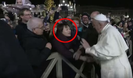 Danh tính người phụ nữ kéo tay khiến Giáo hoàng nổi giận