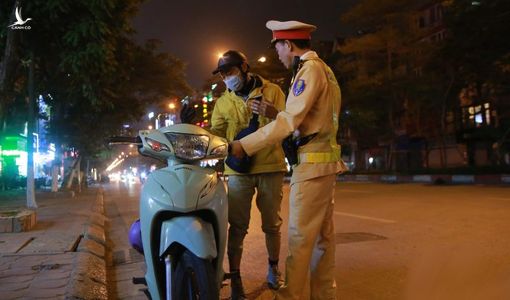 Bỏ lại xe, không thổi cồn, chống người thi hành công vụ: Xử lý thế nào?
