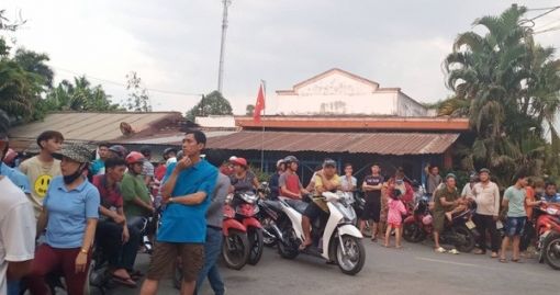 Đêm tối, công an khuyến cáo nhưng người dân vẫn tụ tập xem bắt kẻ bắn chết 5 người ở Củ Chi