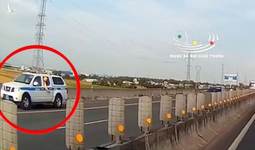 Dân phát hiện xe CSGT đi lùi trên cao tốc còn dùng còi ưu tiên và sự thật đằng sau…