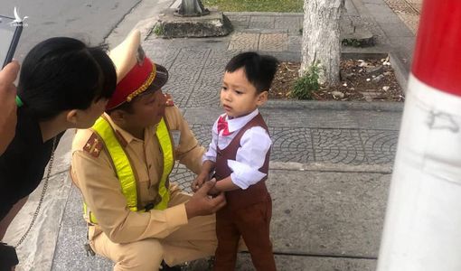 Bé trai 3 tuổi bị lạc, may mắn gặp được CSGT