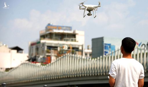Vụ hàng loạt flycam bị bắn hạ khi quay cảnh pháo hoa: Ai được phép sử dụng flycam?