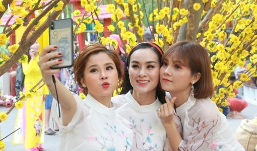 Hàng nghìn bạn trẻ ‘check-in’ phố hoa mai giữa Sài Gòn