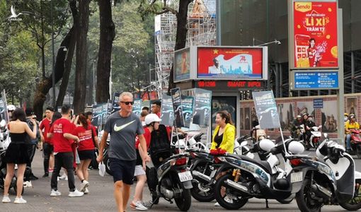 Đoàn xe quảng cáo web cá độ bóng đá chạy giữa trung tâm TP.HCM