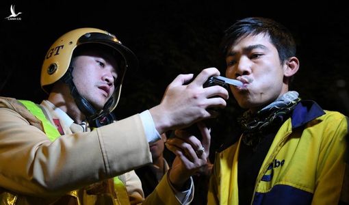 Hơi thở chứa cồn do ăn trái cây, người dân có bị phạt?