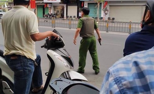 Người đàn ông nghi cầm súng và lựu đạn cố thủ chứa trong nhà cả kho vũ khí