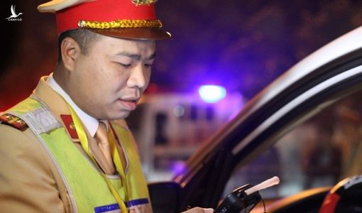 Chính thức áp dụng: Người dân được quay phim CSGT đang làm nhiệm vụ