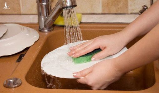 Chồng bị phạt 300.000 đồng nếu ngày Tết bắt vợ ở nhà rửa bát