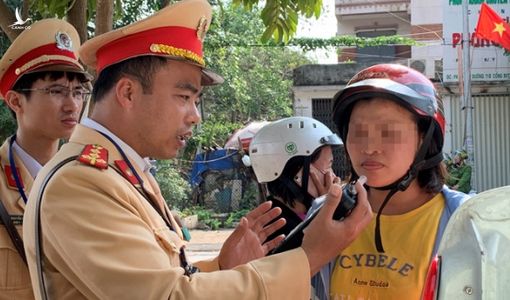 Ly rượu mừng xuân, thay bằng nước lọc?