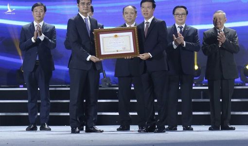 Hội SVVN đón nhận Huân chương Độc lập hạng Nhất lần 2