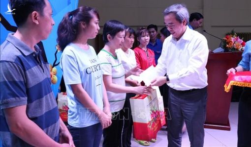 Trưởng ban Kinh tế Trung ương tặng quà, chúc Tết công nhân lao động tại tỉnh Bình Dương